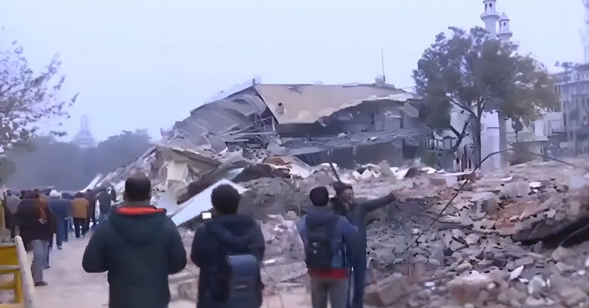 Stone pelting on MCD and police team