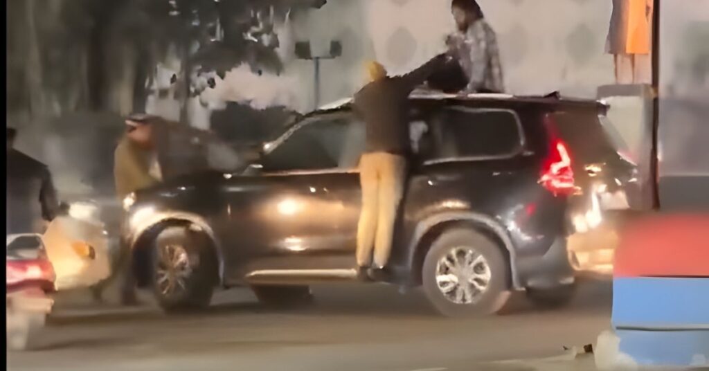 The youth took the policeman away by hanging him on a Scorpio