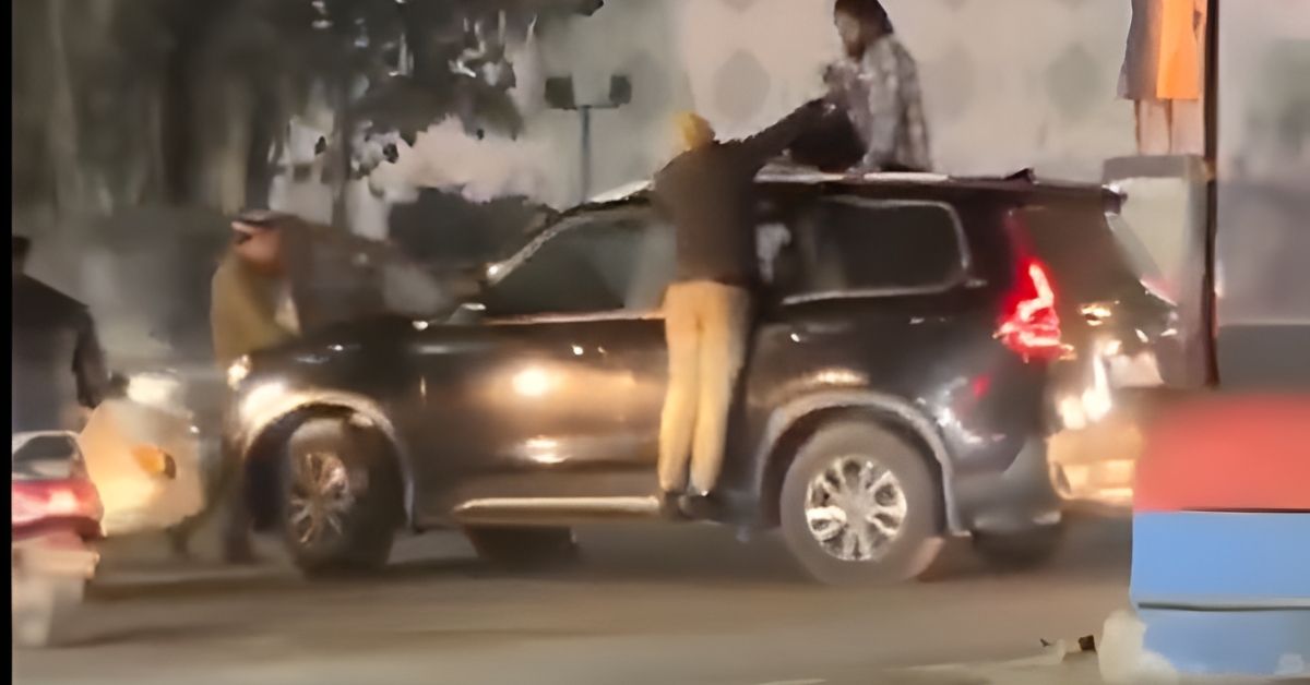 The youth took the policeman away by hanging him on a Scorpio