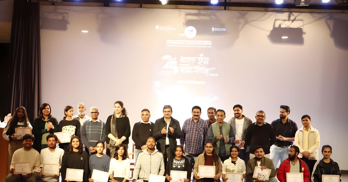 रोहतक में डीएलसीसुपवा के मिनी ऑडिटोरियम में शब्दोत्सव दिल्ली में शिरकत करने वाली टीम को सम्मानित करते Vice-Chancellor डॉ अमित आर्य।