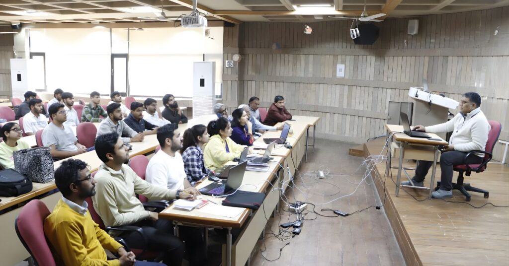 डीएलसीसुपवा में आर्किटेक्चर एंड प्लानिंग डिपार्टमेंट की पांच दिवसीय कार्यशाला में छात्रों को जानकारी देते भू-स्थानिक प्रौद्योगिकी विशेषज्ञ डॉ पवन कुमार।