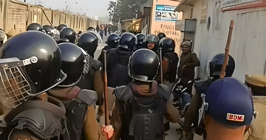 हरियाणा के पानीपत रिफाइनरी में हंगामा: गेट नंबर-4 पर मजदूरों का प्रदर्शन, पुलिस से टकराव के बाद हालात तनावपूर्ण