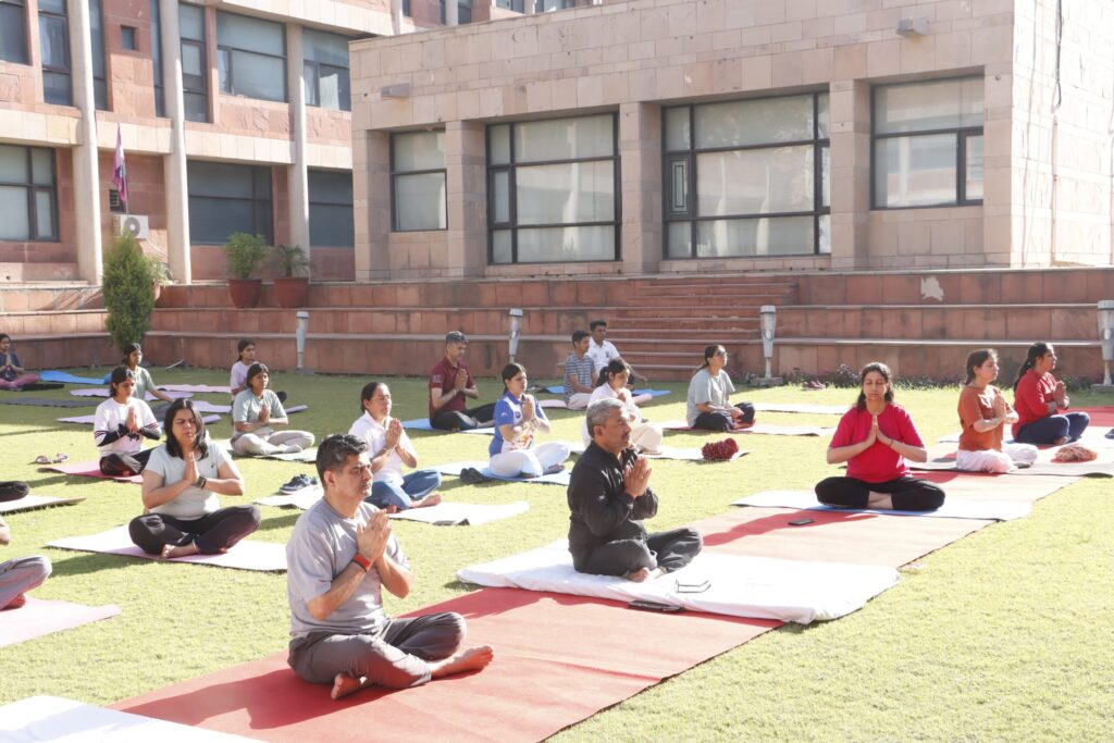डीएलसीसुपवा में 8 दिवसीय योग वर्कशॉप में योग करते कुलगुरु डॉ अमित आर्य एवं अन्य।