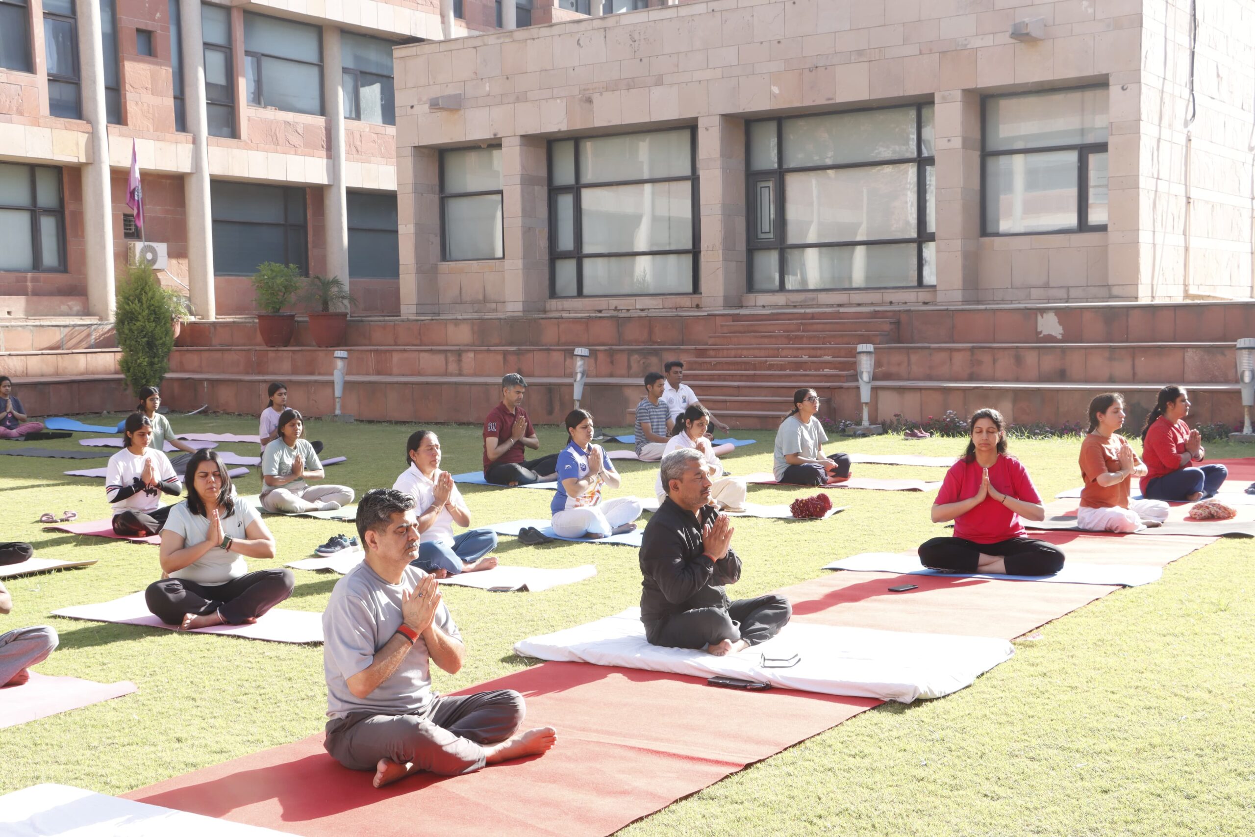डीएलसीसुपवा में 8 दिवसीय योग वर्कशॉप में योग करते कुलगुरु डॉ अमित आर्य एवं अन्य।
