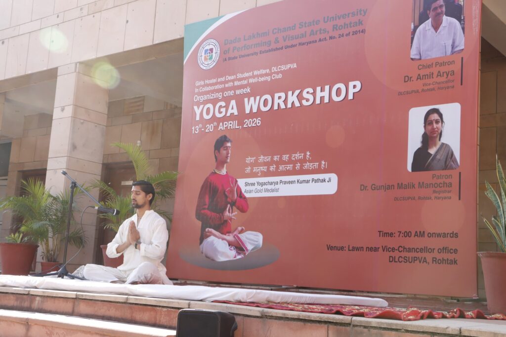 डीएलसीसुपवा में 8 दिवसीय योग वर्कशॉप में योग कराते योगाचार्य प्रवीण कुमार पाठक।
