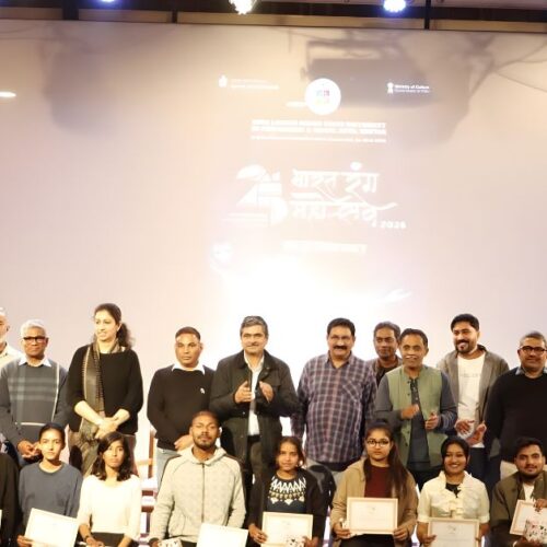 रोहतक में डीएलसीसुपवा के मिनी ऑडिटोरियम में शब्दोत्सव दिल्ली में शिरकत करने वाली टीम को सम्मानित करते Vice-Chancellor डॉ अमित आर्य।