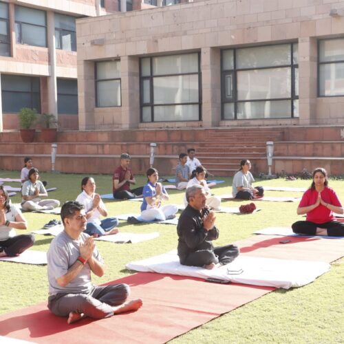 डीएलसीसुपवा में 8 दिवसीय योग वर्कशॉप में योग करते कुलगुरु डॉ अमित आर्य एवं अन्य।
