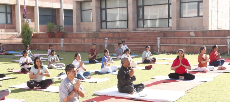 डीएलसीसुपवा में 8 दिवसीय योग वर्कशॉप में योग करते कुलगुरु डॉ अमित आर्य एवं अन्य।
