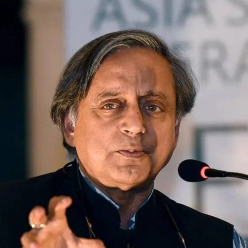 संसद की सीढ़ियों से गिरे शशि थरूर